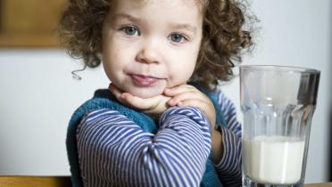 Mädchen mit einem Glas Milch