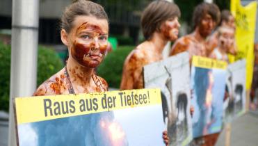 Greenpeace-Aktivisten demonstrieren vor der BP-Konzernzentrale in Bochum gegen Ölbohrungen in der Tiefsee (27. Juli 2010)