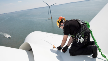 Techniker bei der Arbeit an einem Windrad