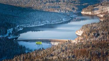 Greenpeace-Aktivisten protestieren mit einem banner für die Einrichtung eines Nationalparks im Schwarzwald, 12.12.2012