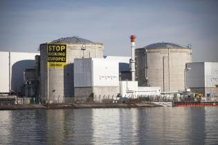 Mit einem großen banner protestieren Greenpeace-Aktivisten am AKW Fessenheim, 18.03.2014 