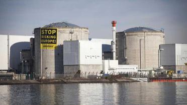 Mit einem großen Banner protestieren Greenpeace-Aktivisten am AKW Fessenheim, 18.03.2014 