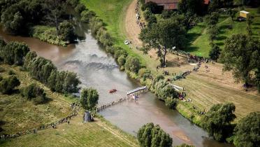 23.08.2014: Luftaufnahme auf die Neiße und die deutsch-polnische Menschenkette gegen Kohle 