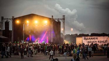 23.08.2014: 7500 Menschen aus 27 Ländern haben Hand in Hand über die deutsch-polnische Grenze hinweg eine Kette gegen Kohle gebildet. Das EndCoal-Festival rundet das Ereignis ab.