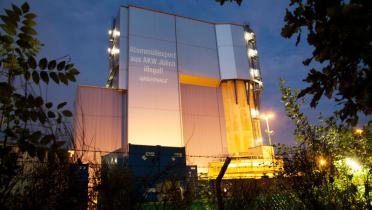 Protestaktion am Forschungszentrum Jülich: Aktivisten haben den Slogan "Atommüllexport aus AKW Jülich illegal" an das Gebäude projiziert.