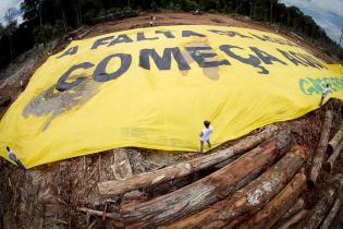 "Wassermangel beginnt hier", lautet es auf dem Greenpeace-Banner