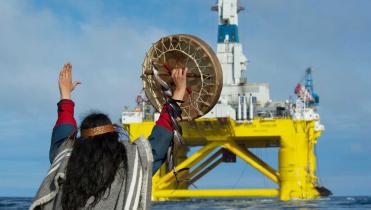 Audrey Siegel, eine indigene Künstlerin und Aktivistin vom Volk der Musqueum, protestiert vor der Polar Pioneer.