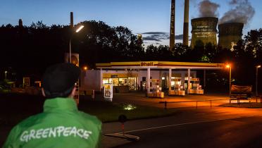 Greenpeace-Aktivist vor Kühlturm