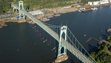 St.-Johns-Brücke mit Abseil-Aktivisten