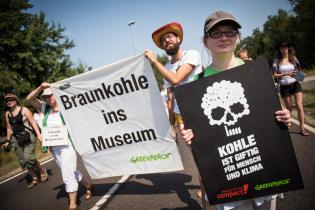 #CoalKills-Protest in Jänschwalde  Vor dem Kraftwerk Jänschwalde haben Klimaschützer aus Polen, Tschechien und Deutschland heute zusammen mit Betroffenen aus der Lausitz gegen Kohlekraft protestiert! Höhepunkt: Vor dem Kraftwerk Jänschwalde formten die Ak