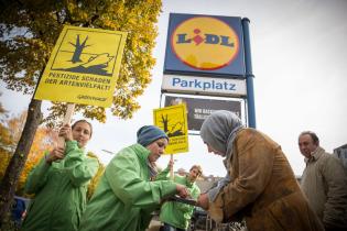 Aktivisten sammeln Postkarten gegen Pestizide