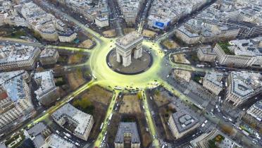 Der Arc de Triomphe aus der Vogelperspektive. Die Straße um den Bogen und die Routen