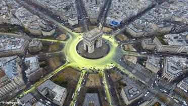 Sonnensymbol um den Arc de Triomphe.