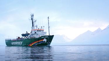 Arctic Sunrise auf Expedition in der Barentssee.