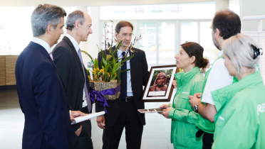 Zur Einweihung des neuen Siemens-Gebäudes überreichen Greenpeace-Aktivisten der Konzernführung ein Geschenk als Mahnung, sich nicht am Staudamm-Bau zu beteiligen.