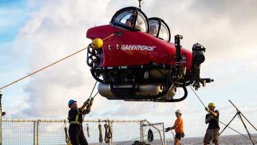 An einem Kran wird das Unterseeboot ins Wasser gelassen