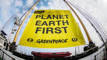 Banner "Planet Earth First" zwischen den Masten der Beluga, Fischauge-Optik