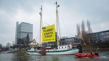 Beluga II vor dem Kongressort in Bonn