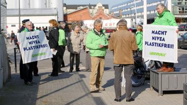 Aktivisten und Aktionäre vor der Beiersdorf-Hauptversammlung