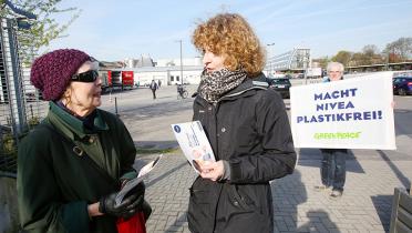 Greenpeace-Meeresexpertin Sandra Schöttner im Gespräch mit einer Teilnehmerin der Hauptversammlung.