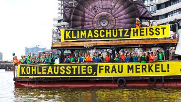 Floßdemo auf der Elbe in der Hafencity