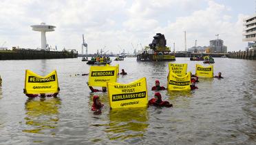 Schwimmer vor HafenCity-Universität