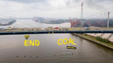 Luftbild des Banners an der Köhlbrandbrücke