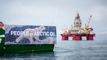 Greenpeace-Schiff Arctic Sunrise, im Hintergrund die Statoil-Ölplattform