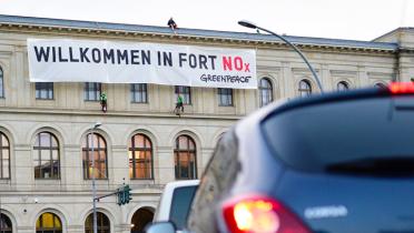 Banner "Willkommen in Fort NOx" am Bundesverkehrsministerium