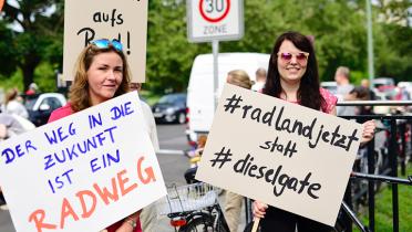 Aktivistinnen vorm Bundesverkehrsministerium mit Banner "Der Weg in die Zukunft ist ein Radweg"