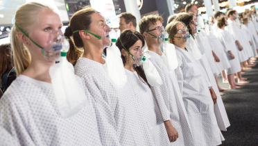 Auf der Internationalen Automobilausstellung (IAA) demonstrieren Greenpeace-Aktivisten für saubere Luft und für Diesel-Fahrverbote.