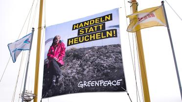 Banner zwischen den Masten der Beluga II: "Handeln statt heucheln!"