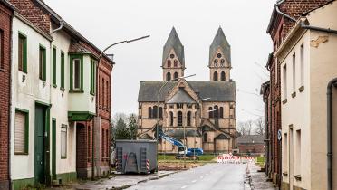 Straße in Immerath, Kirche im Hintergrund