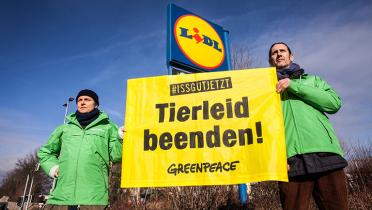 Aktivisten mit Banner "Tierleid beenden"