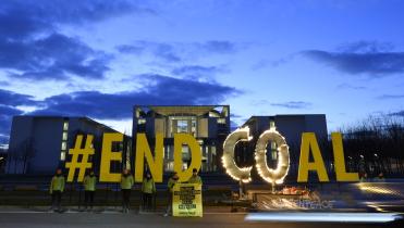 Brennendes Endcoal-Zeichen vor dem Kanzleramt