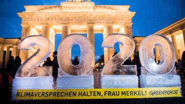 Eisskulptur in Form der Zahl 2020 vor dem Brandenburger Tor