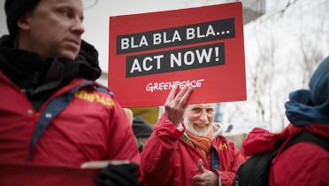 Anti-Kohle-Aktivist mit "Bla, Bla, Bla"-Banner