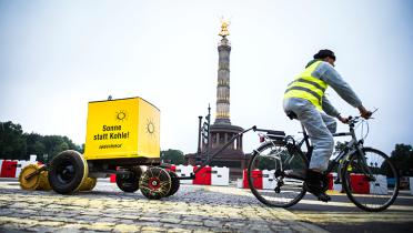 Ausbringen der Farbe mit einem Fahrradanhänger