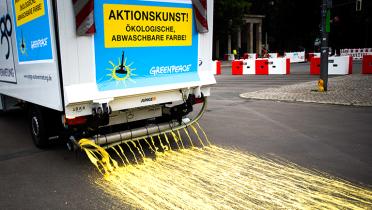 Verteilen der Farbe vom Heck eines Lieferwagens