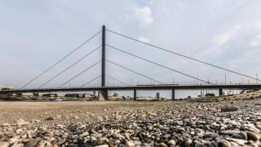 Niedriger Rheinpegel bei Düsseldorf im Sommer 2018