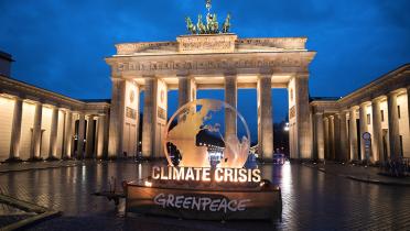 Brennende Weltkugel vor Brandenburger Tor