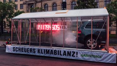 Installation vor dem Verkehrsministerium mit CO"-Schuldenuhr