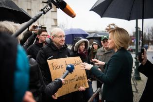 Bauern diskutieren mit Agrarministerin Julia Klöckner vor dem Kanzleramt