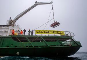 Unterwasserfahrzeug ROV auf dem Weg ins Wasser