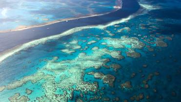 Das Great Barrier Riff nahe den Whitsunday-Inseln. Das Riff ist im klaren Wasseraus der Luft gut zu erkennen.