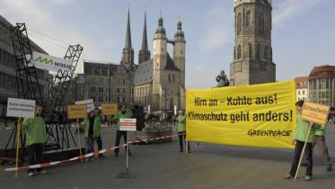 Aktivisten in Halle demonstrieren gegen Braunkohle, März 2011