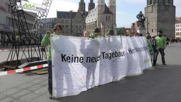 Aktivisten in Halle demonstrieren gegen Braunkohle, März 2011