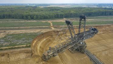 Braunkohlebagger gräbt in der Nähe des Hambacher Waldes