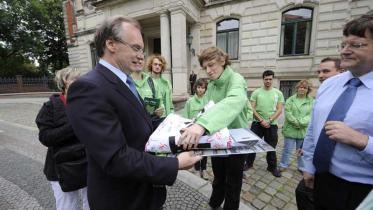 Übergabe von Unterschriften gegen Braunkohletagabaue in Magdeburg, Juli 2011