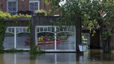 Greenpeace-Aktivisten leisten Hilfe beim Elbehochwasser 2013 im Wendland